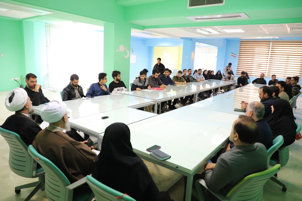 دیدار و گفتگوی نماینده ولی فقیه در استان قزوین با دانشجویان فعال فرهنگی دانشگاه